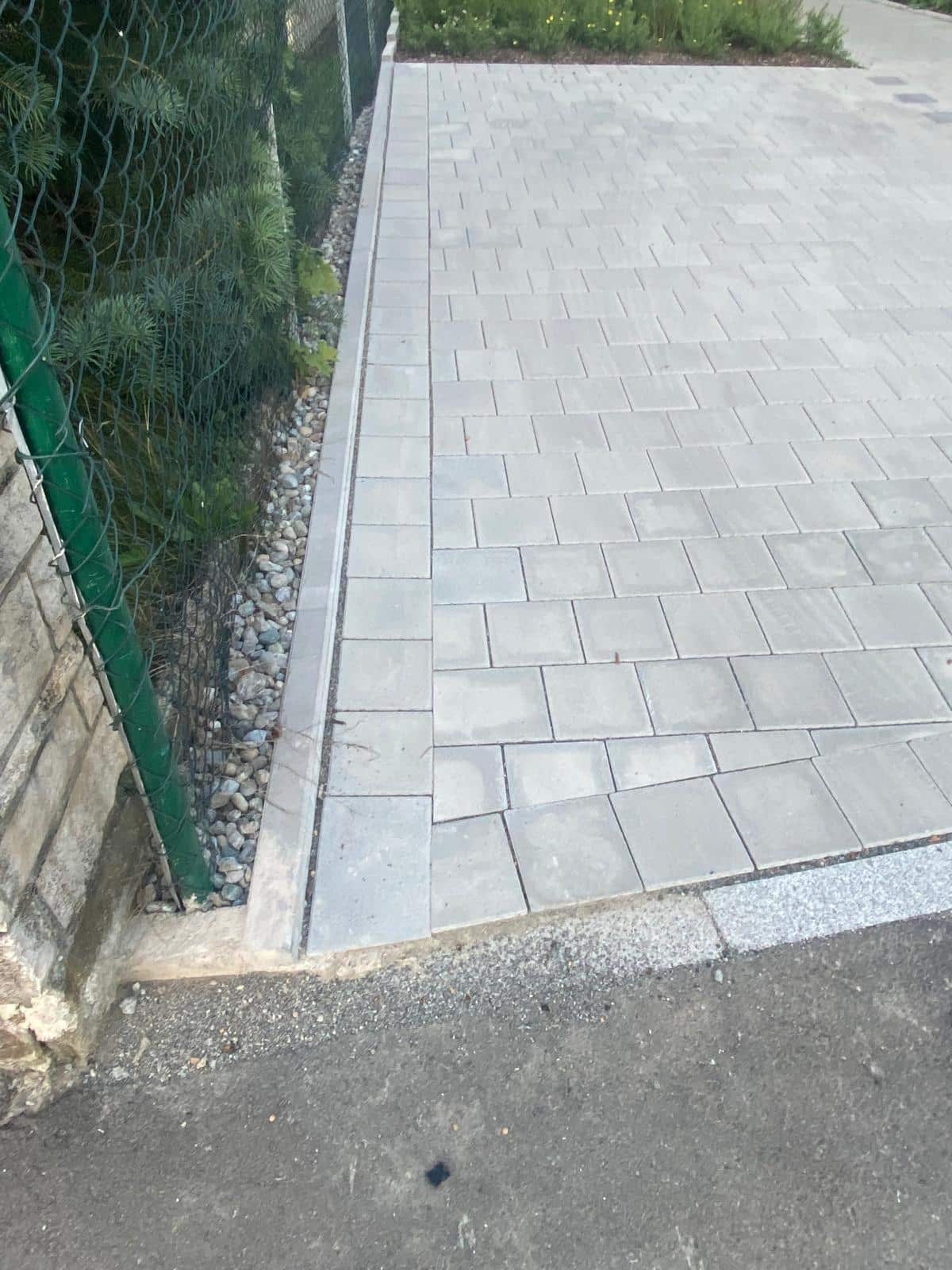 pflasterarbeiten-einfahrt-bad-waldsee3 Projekt Pflaster arbeiten Bad Waldsee - Hauseinfahrt mit Zaun